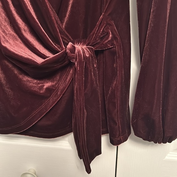 NWT Alfani burgundy velvet wrap blouse. Size M - Picture 3 of 4